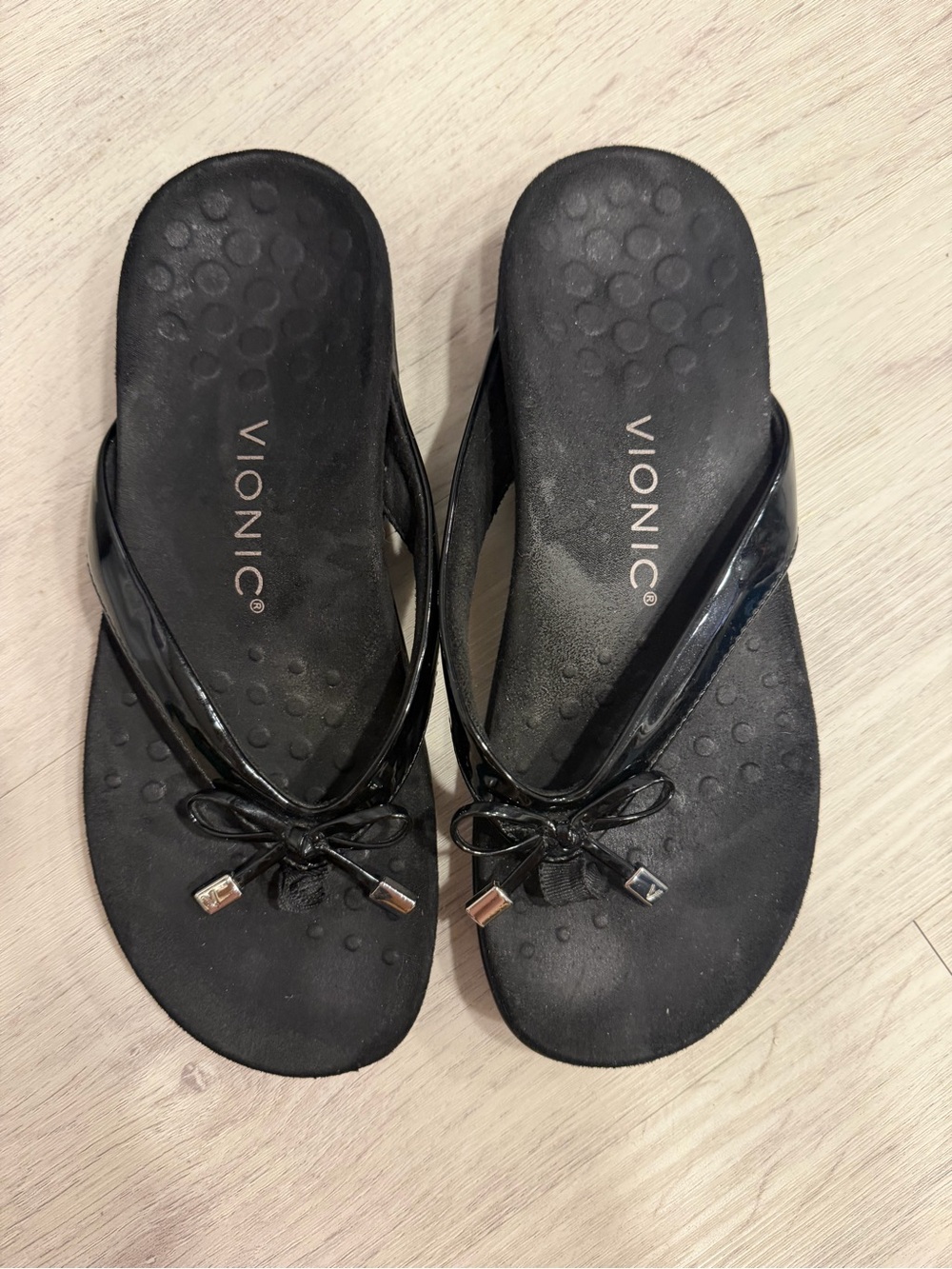 Vionic black flip flops